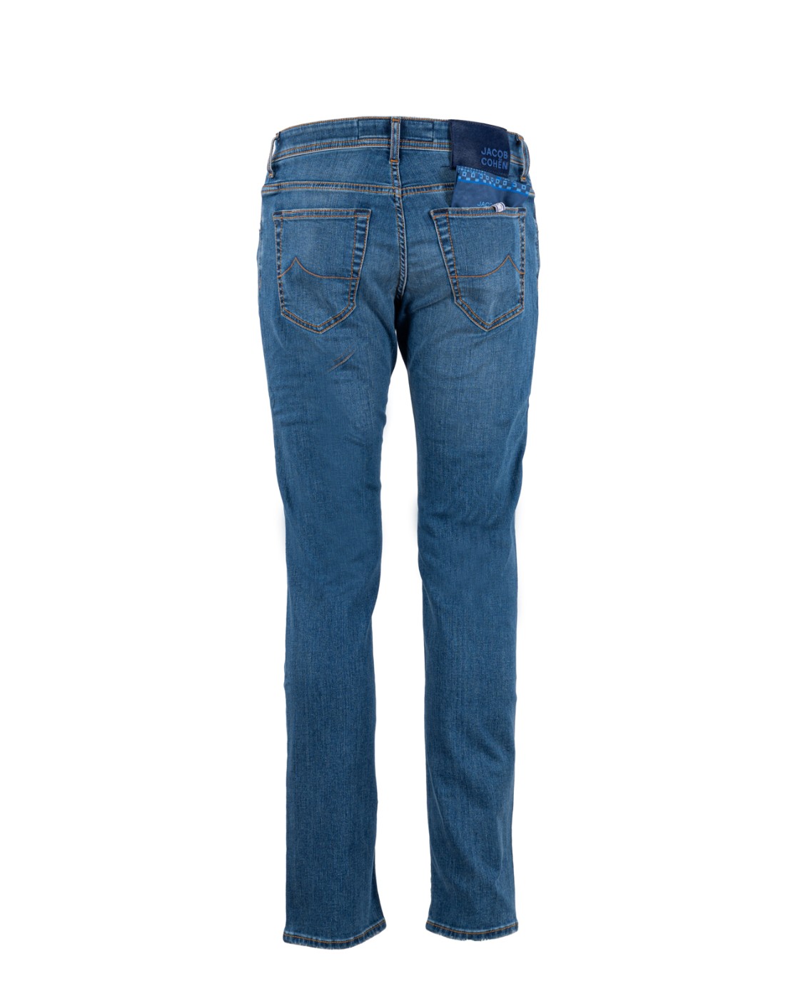 shop JACOB COHEN  Jeans: Jacob Cohen jeans "Nick" super stretch blu medio.
Slim fit.
Denim super stretch blu medio con lavaggio a enzimi, sabbiatura a mano, abrasioni e texture morbida.
Modello a cinque tasche con logo ricamato sul taschino.
Vita bassa.
Passanti al punto vita.
Chiusura con bottoni.
Bottone dalla forma conica smaltato blu viola con logo inciso.
Patta interna ricamata con nome del pantalone e citazione del fondatore.
Salpa in cavallino blu con logo in ecopelle ricamato in posizione asimmetrica.
Include bandana con stampa Elegance e rocchetto di filo.
Profumati con l’esclusiva fragranza Jacob Cohën.
Composizione: 92% cotone, 6% elastomultiestere, 2% elastan.
Made in Italy.. S3823 NICK-918D number 7528151